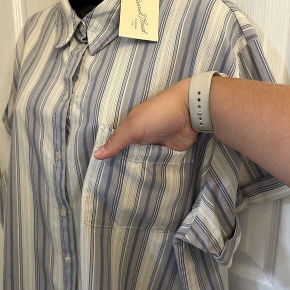 NWT Universal Thread Women's Short Sleeve Button Down Shirt Blue Stripe Size 2XL - Picture 8 of 16